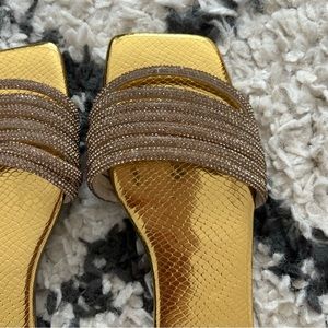 Flat summer sandals in gold. Size 71/2.